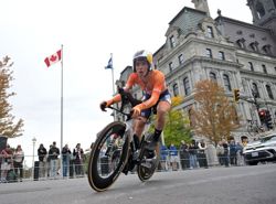 Cycling-Vollering edges rival Niewiadoma-Phinney for road race world title