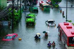 Bangkok floods force thousands into shelters