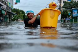 Thailand declares a two-day holiday in Bangkok and nearby provinces amid floods
