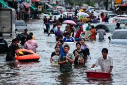 Bangkok floods: Embassy distributes food aid to flood victims