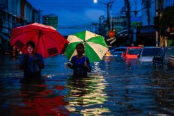 Bangkok floods send thousands into shelters after days of rain