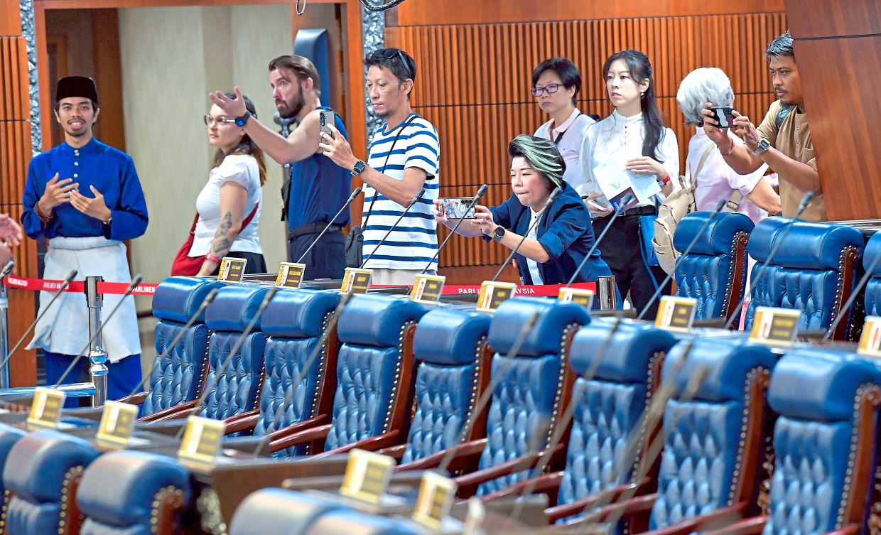 During the open day, visitors are allowed to take photographs in Dewan Rakyat.