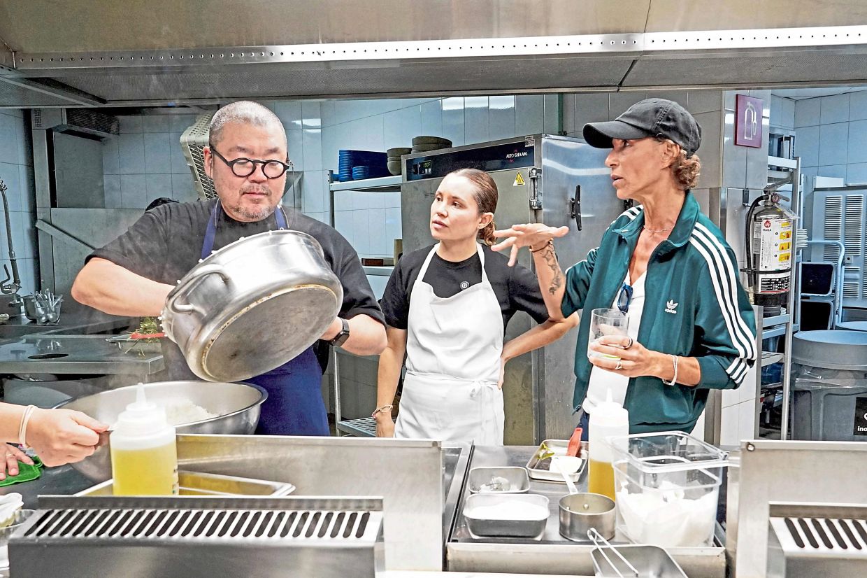 Japanese chef Yusuke Takada (left and chef Dominique Crenn (R) talk in a kitchen at the Xcaret resort in Playa del Carmen, Mexico, on September 20, 2026. — Photo: Elizabeth Ruiz/ AFP)