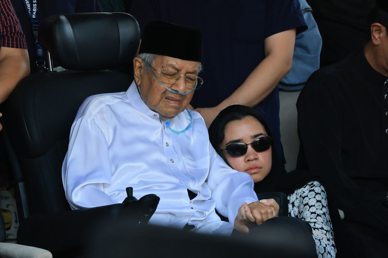PUTRAJAYA, Monday, Sept 28: Former Prime Minister Tun Dr Mahathir Mohamad mourns after the late Tun Dr Siti Hasmah Mohd Ali was laid to rest at the National Heroes Mausoleum (Pusara Negara), Precinct 20, here today. -- Photo: Bernama