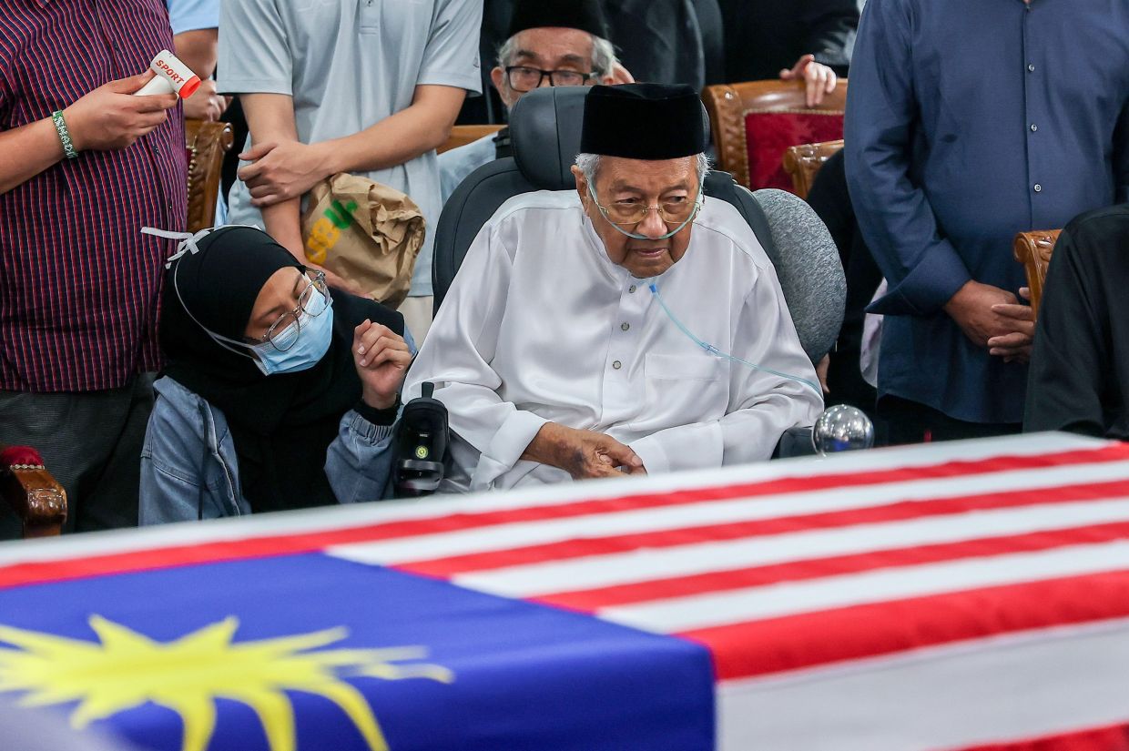 Former Prime Minister Tun Dr Mahathir Mohamad appears solemn as he pays his last respects to the late Tun Dr Siti Hasmah Mohd Ali at Masjid As-Syarif before her remains are taken to the National Heroes Mausoleum (Pusara Negara), Precinct 20, Putrajaya, for burial. -- Photo: Bernama