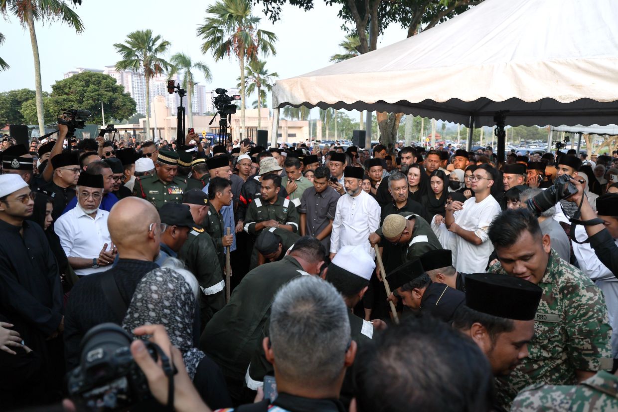 Thousands of Malaysians and foreign dignitaries attended the funeral. -- Photo: Bernama