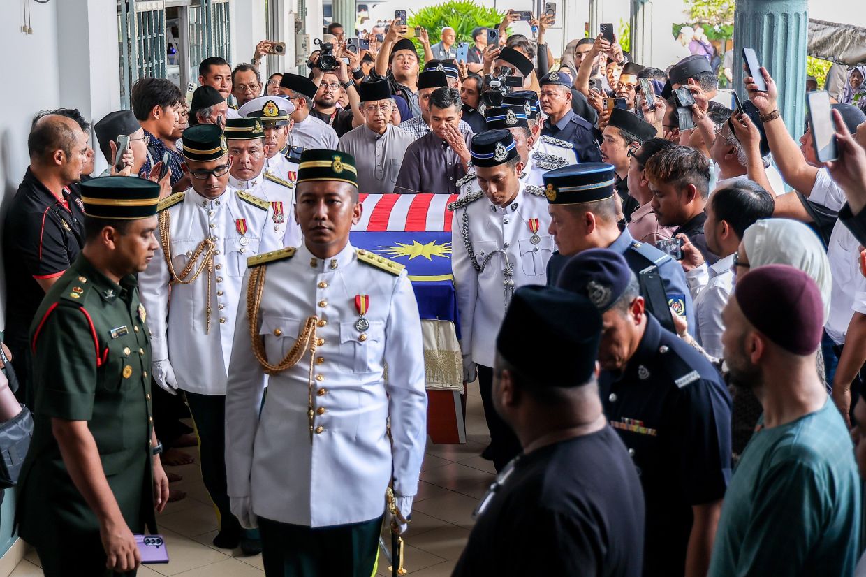 SERI KEMBANGAN, Monday, Sept 28, 2026: The remains of the late Tun Dr Siti Hasmah Mohd Ali were taken out of Masjid As-Syarif before being buried at the National Heroes Mausoleum (Pusara Negara), Precinct 20, Putrajaya. -- Photo: Bernama