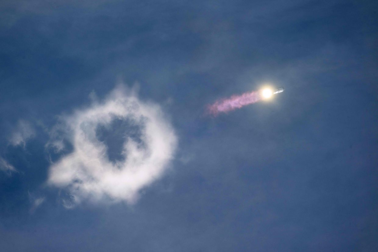 BOCA CHICA BEACH, TEXAS - Monday, Sept 28: SpaceX Starship Flight 14 launches from its launch pad at Boca Chica Beach on September 28, 2026, in Boca Chica Beach, Texas. The first-ever orbital launch attempt's objective for Flight 14 is to deliver Starlink internet satellites to space. -- Photo: Brandon Bell/Getty Images/AFP