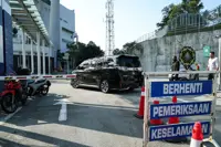 Saravanan, family arrive at MACC TO receive asset declaration notices