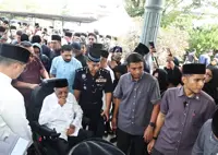 Tun M arrives at Masjid As-Syarif for Tun Dr Siti Hasmah's funeral prayers