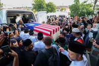 Thousands turn up for funeral prayers for Tun Dr Siti Hasmah