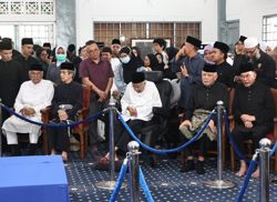 Anwar, Dr Wan Azizah arrive at funeral prayers for Tun Dr Siti