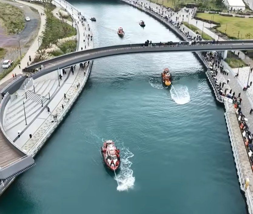 A rescue operation is underway Tuesday morning to guide a shark stranded in an artificial waterway at North Port Waterfront Park in Dong-gu, Busan, back to sea. - Photo: Busan city government