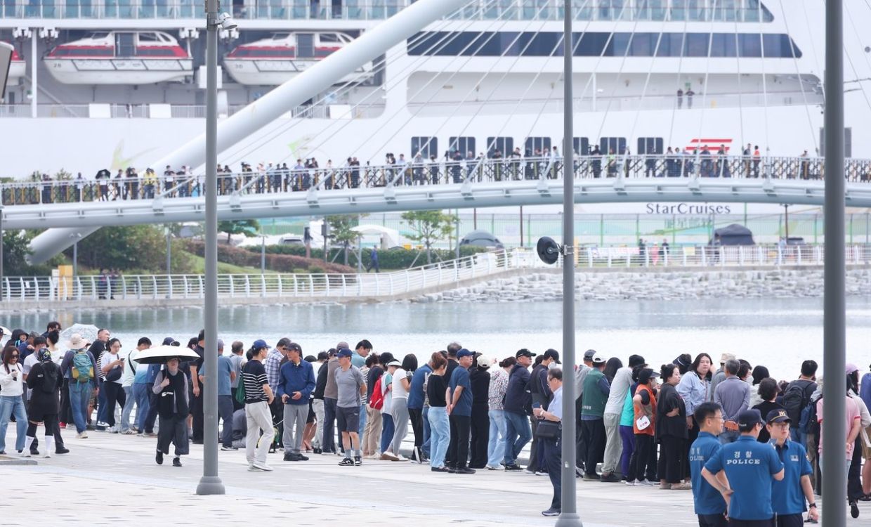 Crowds gather at North Port Waterfront Park in Dong-gu, Busan, on Tuesday morning to watch authorities guide a shark that had remained in the park’s waterway for 12 days, back to sea. - Photo: Yonhap