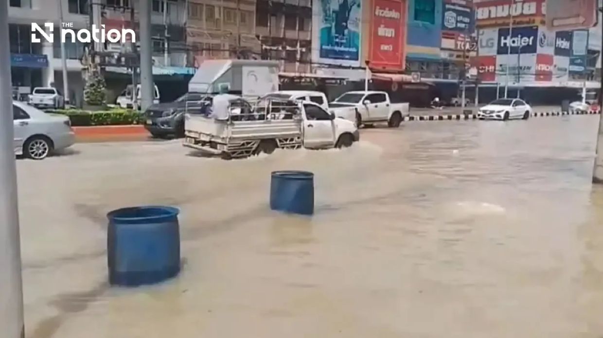 Rayong’s central business district hit by its worst flooding in 20 years on Tuesday (Sept 29), after three to four days of heavy rain sent accumulated runoff into downstream areas and overwhelmed Khlong Thap Ma. - Photo: The Nation/ANN