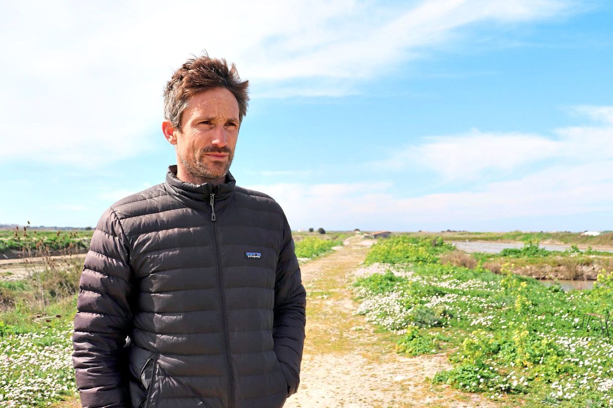 Pedurant produces salt so he is deeply dependent on natural conditions on the island, known for this particular mineral.