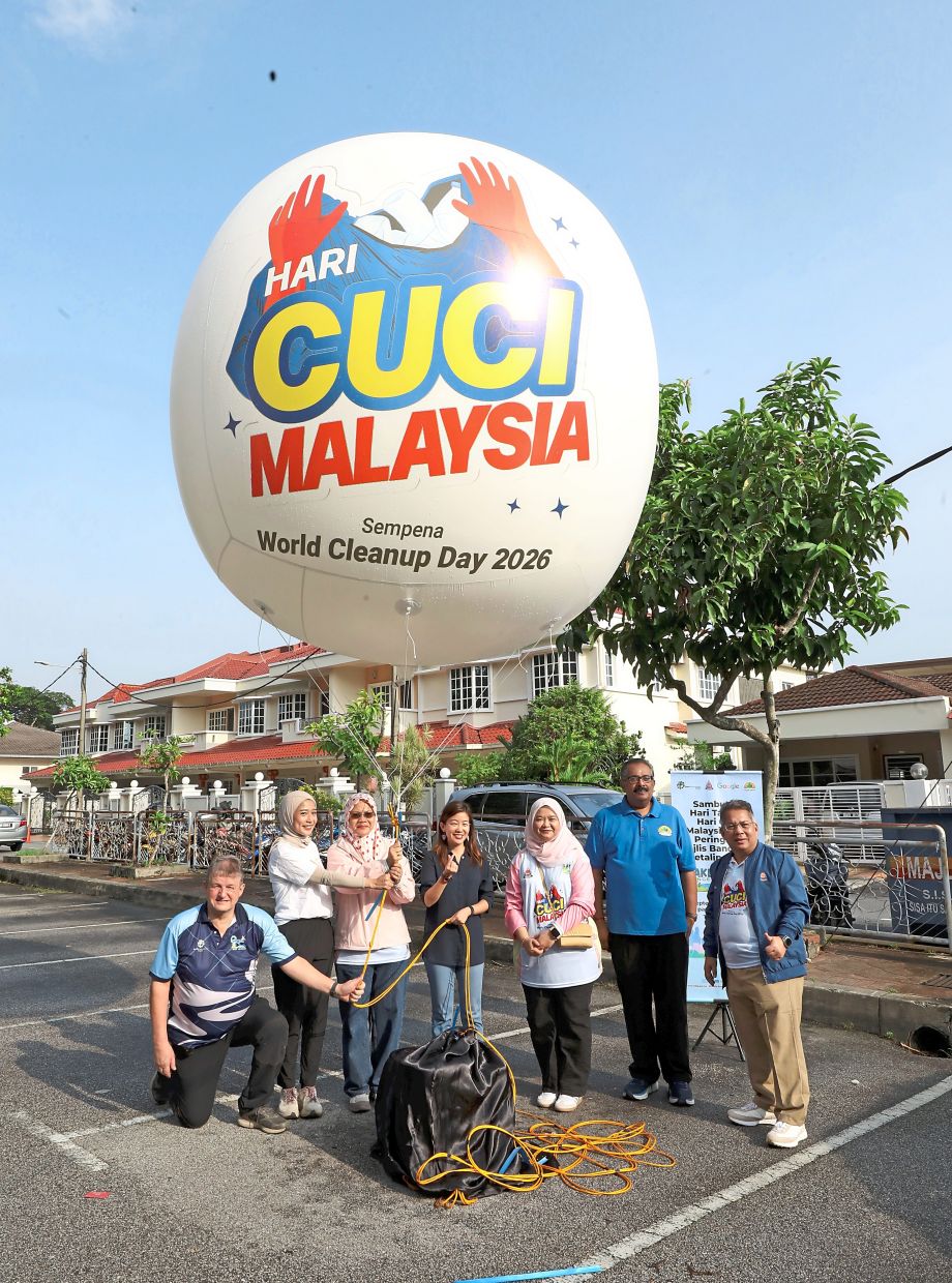 (from left) Faizal, Arina, Sharinaz, Lim, Nur Wahidah, Thayakugan and Zain Azly at the launch of MBPJ’s World Lake Day and Malaysia Clean-Up Day event at Taman Aman, Petaling Jaya.