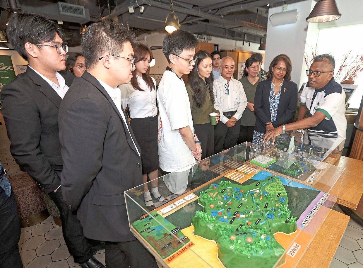 Kalithasan (right) talking about Spark Foundation initiatives during the launch of the Spark Youth Water Grant in Kuala Lumpur. — MUHAMAD SHAHRIL ROSLI/The Star