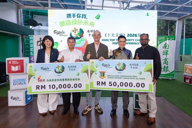 Carlsberg Malaysia corporate affairs and sustainability director Pearl Lai (first from left), Clini (centre) and Wong (second from right) posing for a group photo during the presentation of contributions to representatives of Dong Zong and SJKT Ladang Dovenby (Perak).