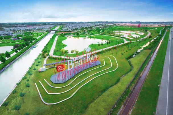 At Bandar Bukit Raja, the Wetland Townpark applies “sponge city” principles, using wetlands, swales and waterways to absorb, retain, filter and gradually release stormwater.