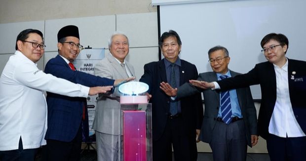 Sarawak Deputy Premier Datuk Awang Tengah Ali Hasan (third left) launching the state International Trade, Industry and Investment Ministry's organisational anti-corruption strategy in Kuching on Wednesday (Sept 30). - ZULAZHAR SHEBLEE/The Star