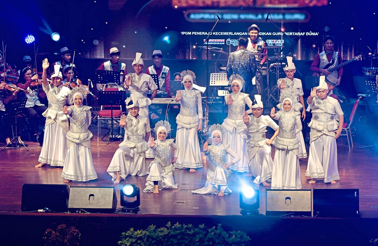 Future teachers performing at Dewan Sri Pinang.