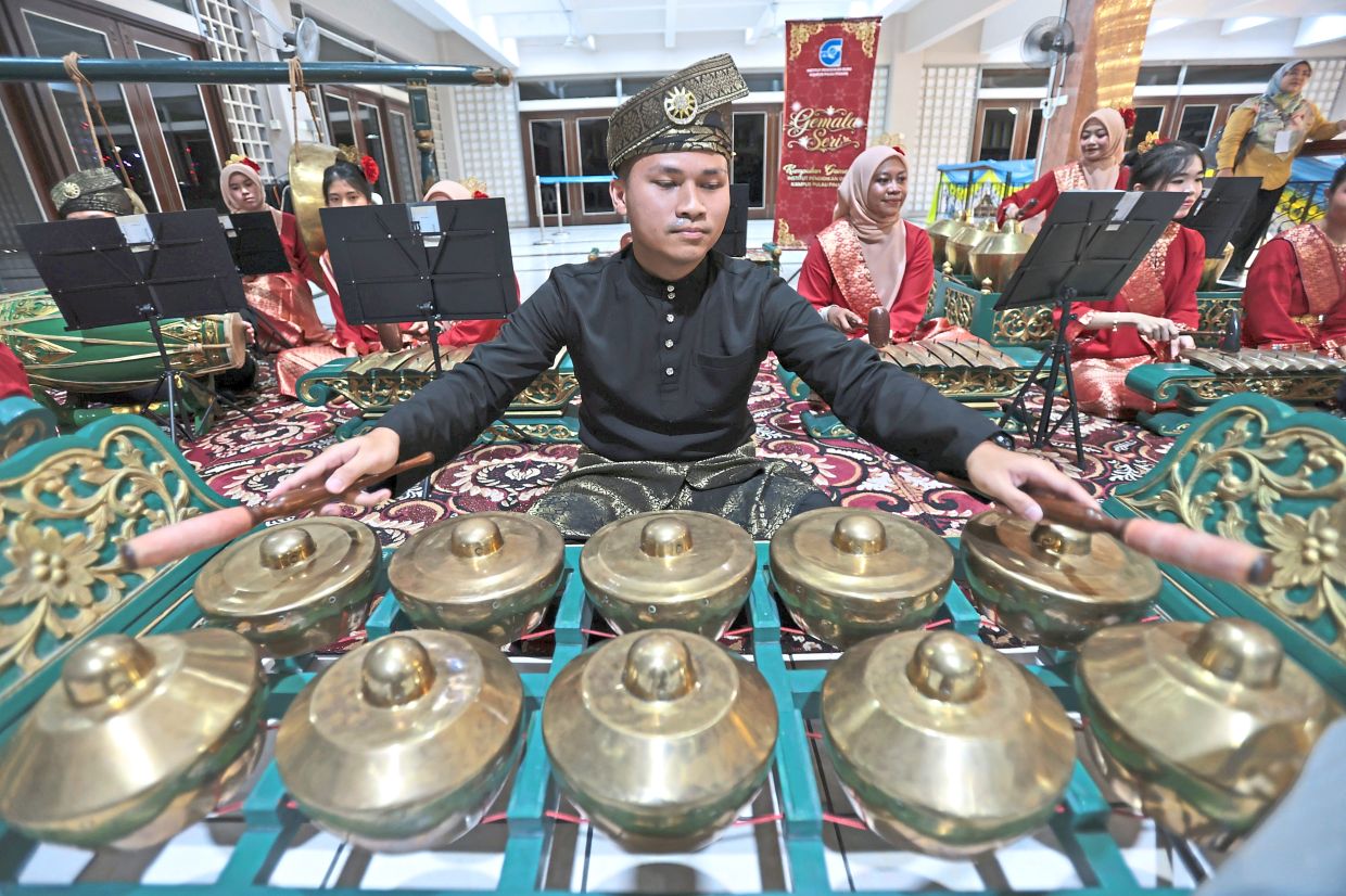 A ‘gamelan’ ensemble welcoming VIPs and the audience at the Dewan Sri Pinang foyer.