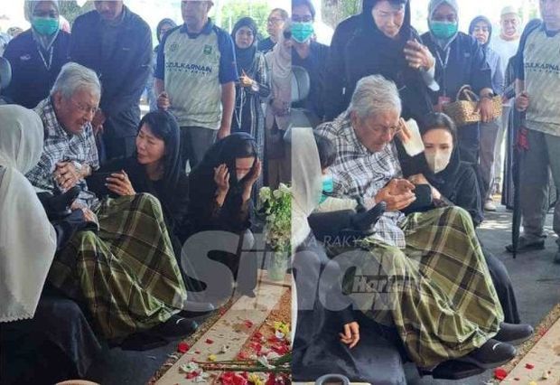 Der sichtlich bewegte Tun Dr. Mahathir besucht das Grab seiner ...