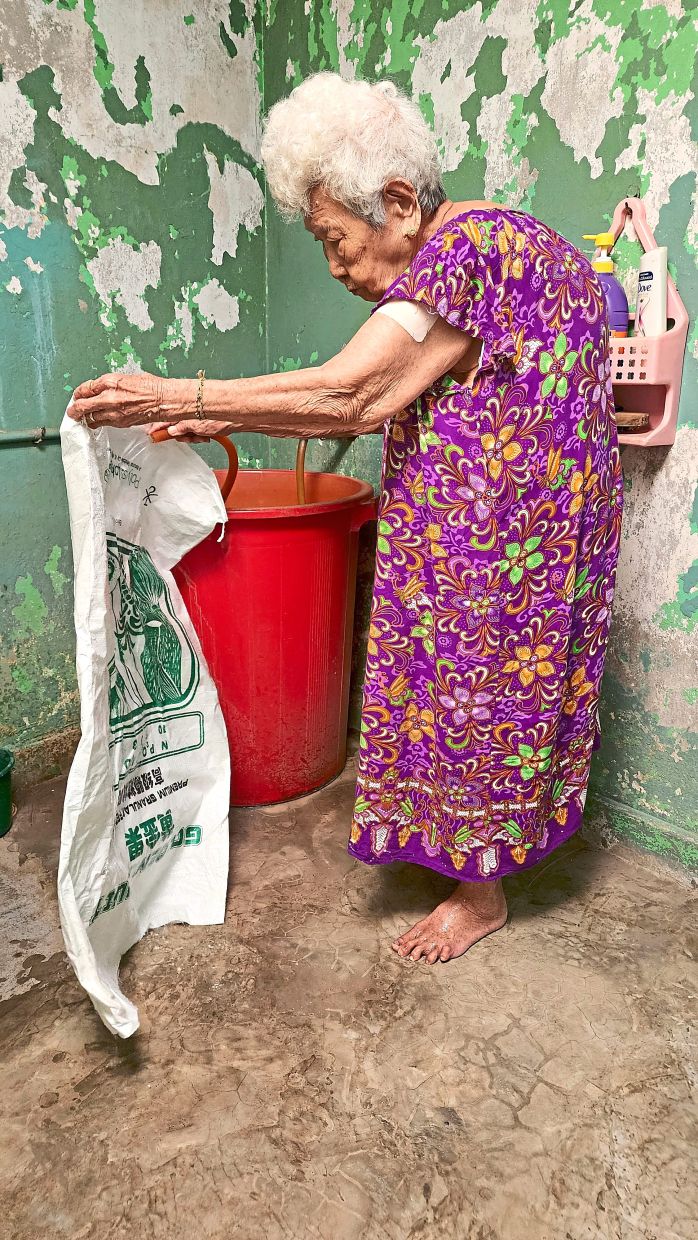 Cheong washes discarded woven plastic bags before turning them into sturdy bases for her hand-stitched floor mats.