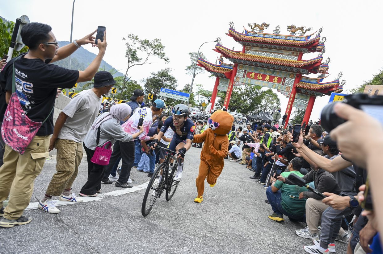 A fury fan: A rider in action while climbing the Genting Highlands road near the Chin Swee Caves Temple during the Stage 5 of Le Tour de Langkawi from Tapah. — IZZRAFIQ ALIAS/The Star
