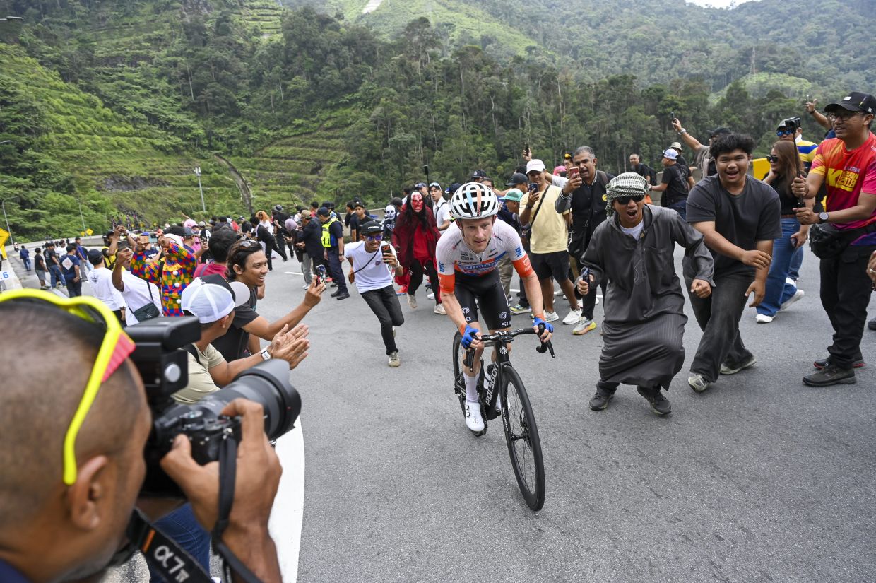 Pushing through: A rider in action at the Genting Highlands road during the Stage 5 of Le Tour de Langkawi from Tapah. — IZZRAFIQ ALIAS/The Star
