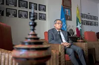 Long stand of a defiant diplomat