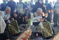 Tearful Tun Dr Mahathir visits late wife Tun Dr Siti Hasmah’s grave at Pusara Negara
