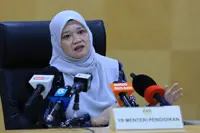 Education Minister suspends programmes involving freelance speakers
