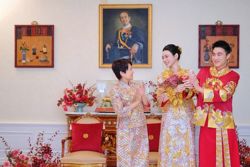 Mario Ho's mother gifts supermodel Ming Xi 22 gold bangles worth RM1.8mil at tea ceremony