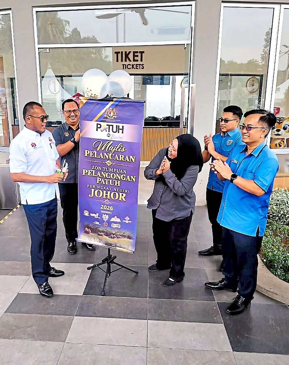 Pandak (left) at the launch of the programme advocating ethical tourism and trade promotion practices in Kampung Sungai Melayu, Iskandar Puteri. Looking on are Lilis (third from right) and KPDN officers.