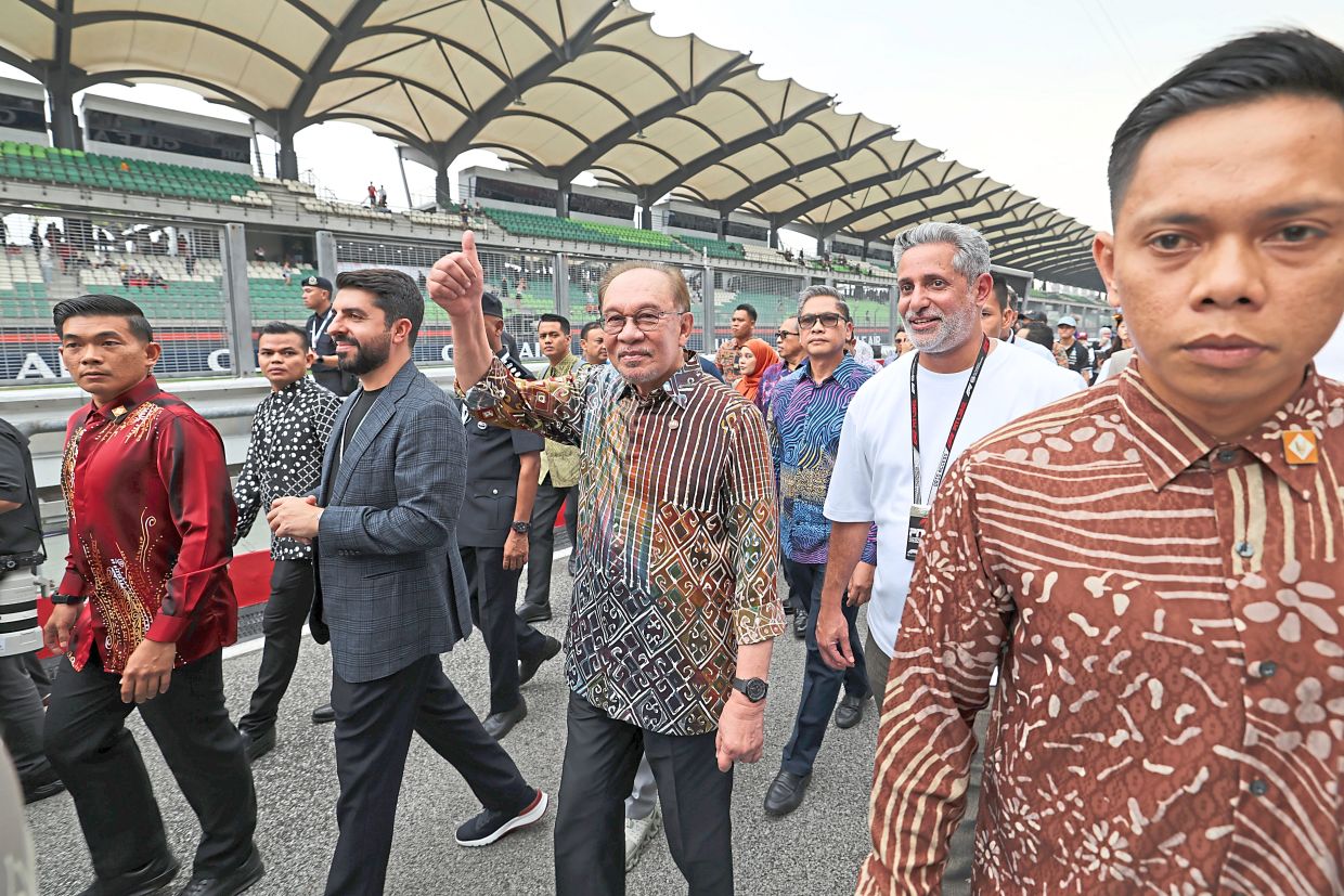 PM makes pit stop in Sepang