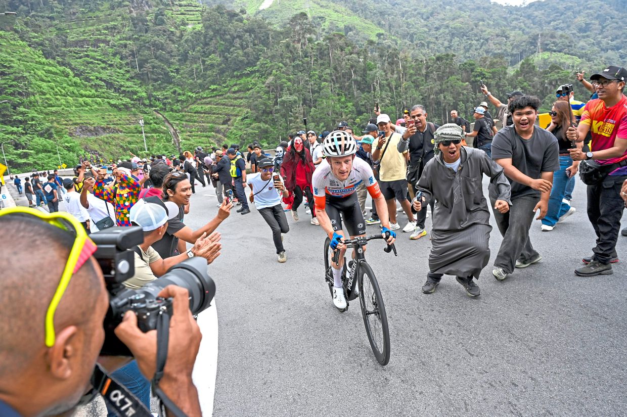 Roadside cheers: A Le Tour de Langkawi 2026 rider tackling an uphill stretch as onlookers cheer him on during Stage Five from Tapah to Genting Highlands. — IZZRAFIQ ALIAS/The Star