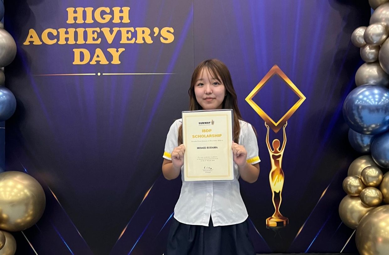Misaki receiving the IB scholarship at SIS Kuala Lumpur.