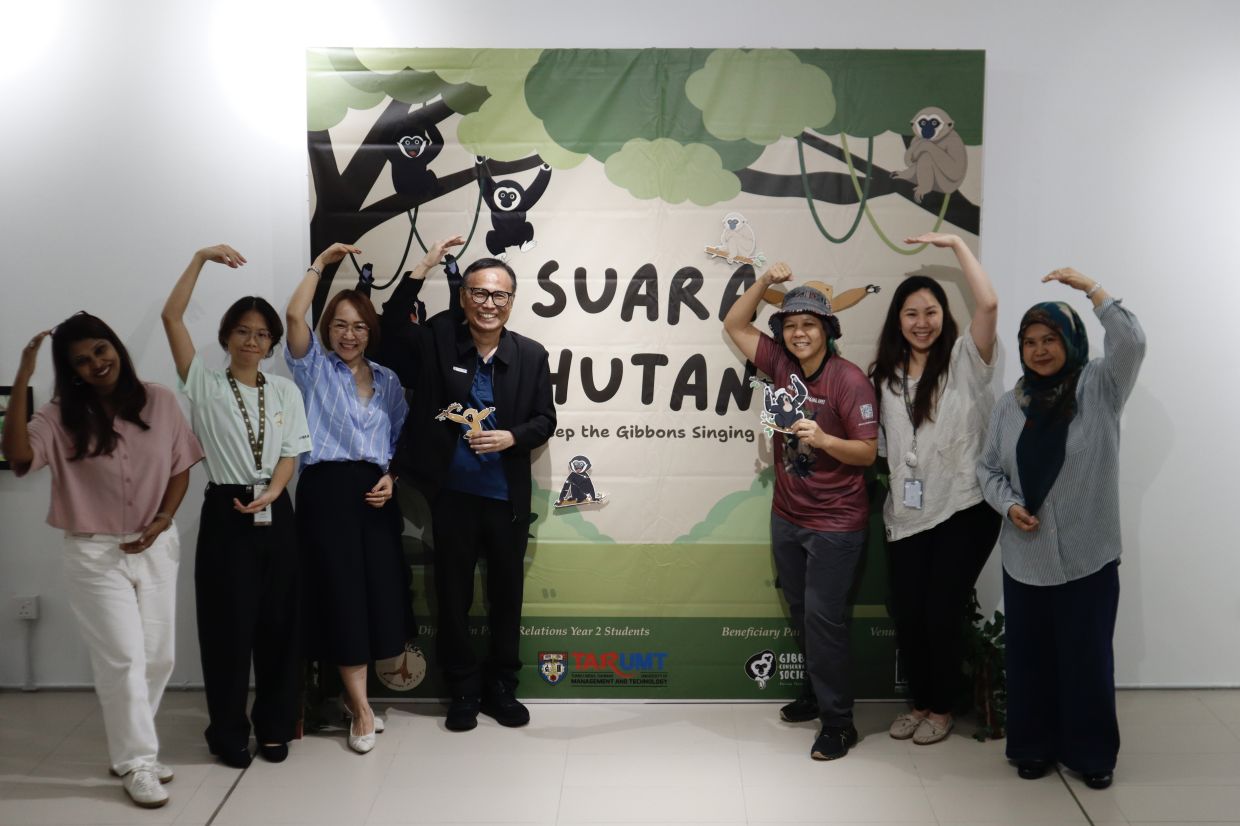 (From left) TAR UMT Faculty of Communication and Creative Industries associate dean M. Chitra, Lim, FCCI dean Dearna Kee June Chen, TAR UMT president Prof Datuk Dr Lee Sze Wei, Mariani, GMBB representative Lim Ying Xian and TAR UMT programme leader for Bachelor of Public Relations Rossilawati Rusli at the launch of Suara Hutan.2026: Keep the Gibbons Singing. 