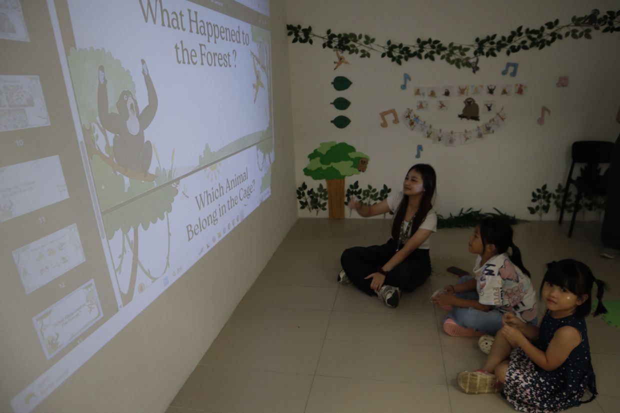 An interactive storytelling session engages young visitors in learning about gibbons and their conservation.