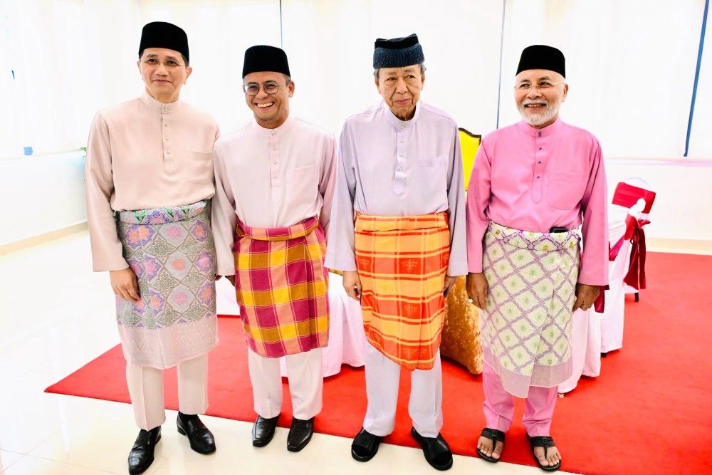 Sultan Sharafuddin meets three Selangor mentris besar