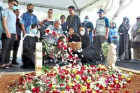 Tearful Tun M visits Siti Hasmah’s grave