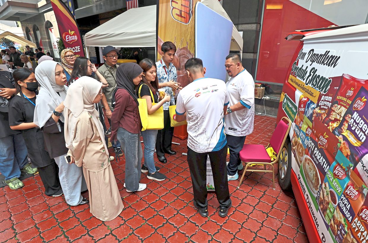 PKPS Ehsan staff introducing products to visitors at the event.