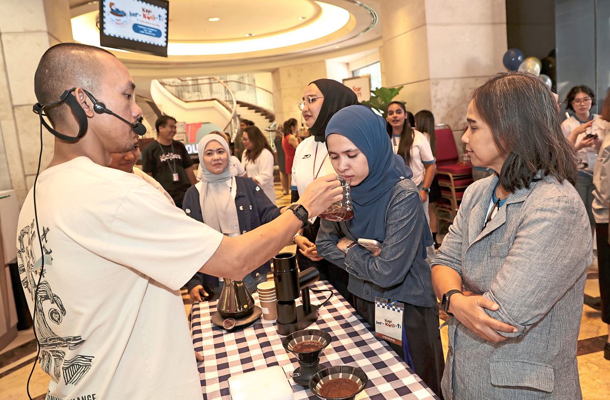 Nas (left) brewing up a cuppa at Kuali’s coffee bazaar.