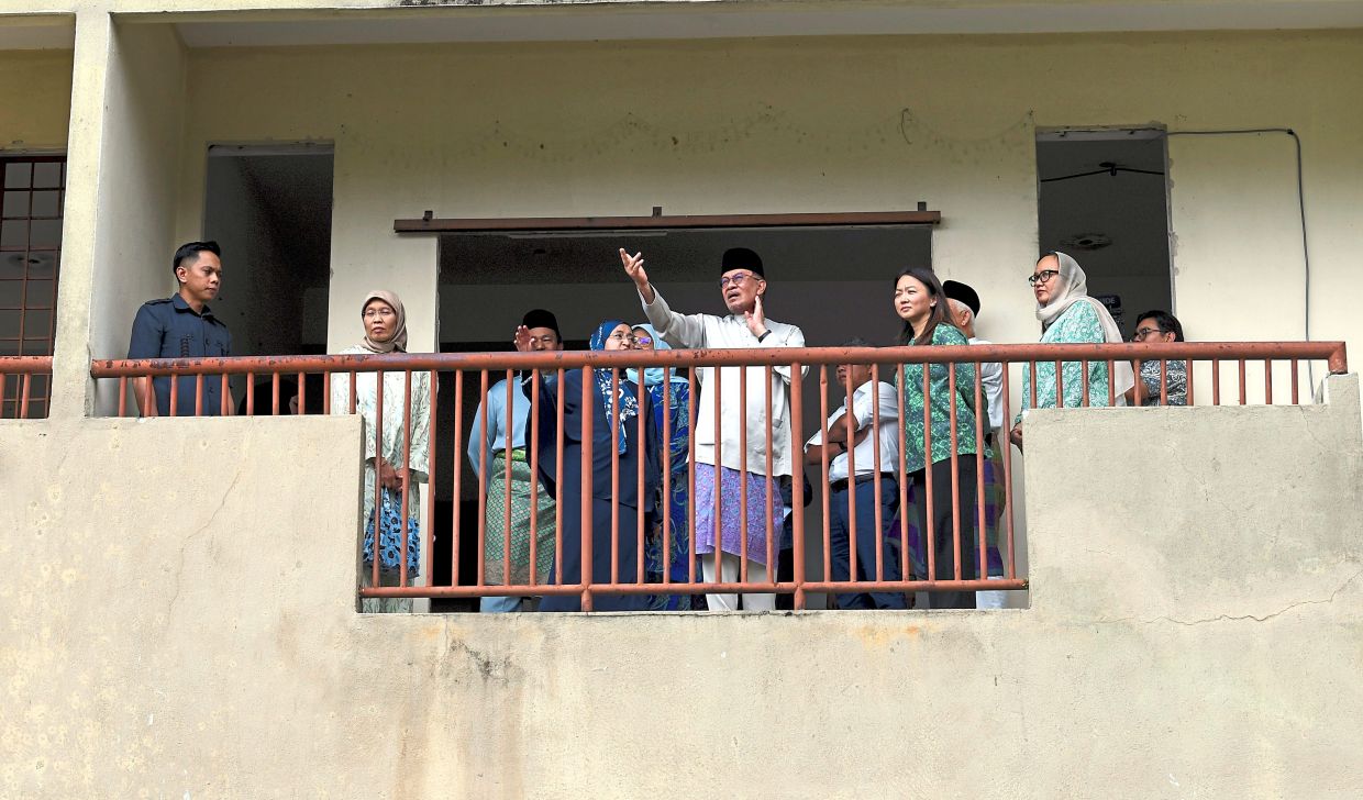Site inspection: Anwar and Yeoh (third from right) surveying the former TUDM quarters in Sungai Besi teogether with Wan Shamilah (fourth from left). — AZHAR MAHFOF/The Star