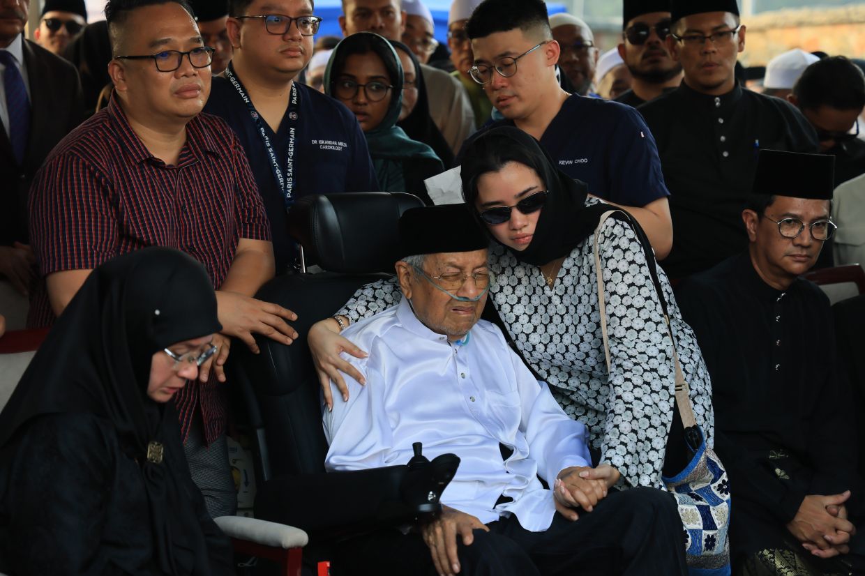Physiotherapist who comforted Dr Mahathir at funeral pays tribute to the ...