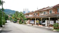 Overhang piles up on new builds