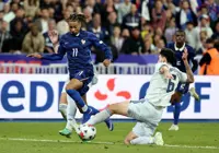 Soccer-France held to 1-1 draw as Italy dampen Zidane's home debut