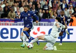 Soccer-France held to 1-1 draw as Italy dampen Zidane's home debut